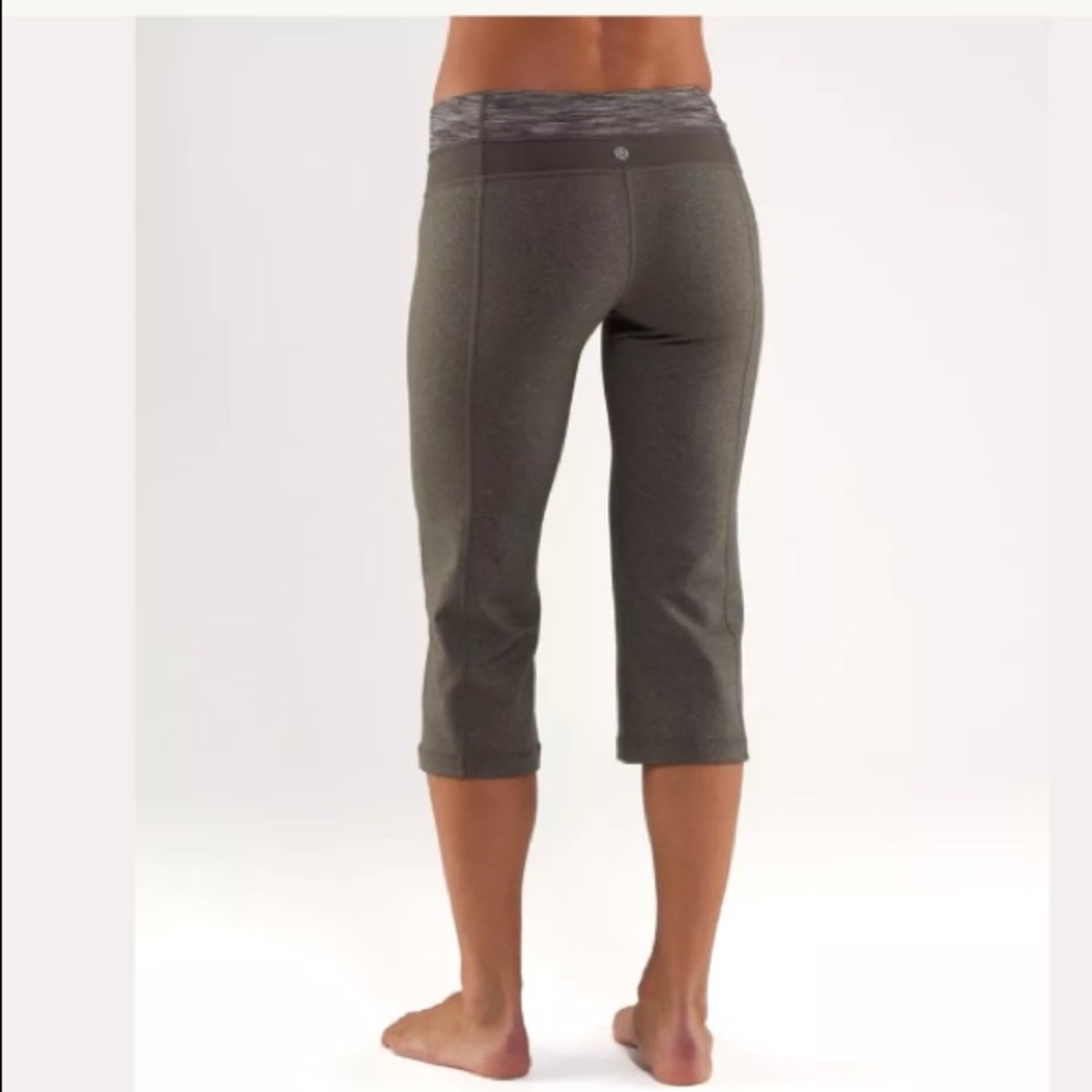 Lululemon Groove Crop Yoga Pants in Heathered Wren